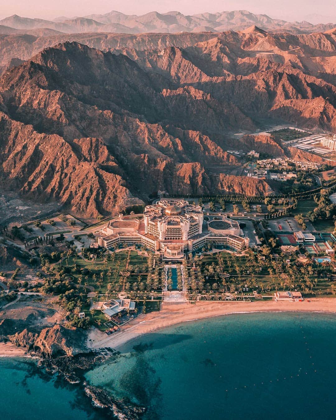 リッツ・カールトンさんのインスタグラム写真 - (リッツ・カールトンInstagram)「A backdrop of mountains, or a vision of waves? On the coast of #Oman, #AlBustanPalace, a Ritz-Carlton Hotel brings both together beautifully. #RCMemories」10月5日 10時02分 - ritzcarlton