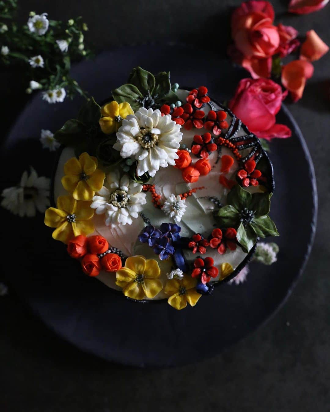 청담 수케이크 (atelier soo)さんのインスタグラム写真 - (청담 수케이크 (atelier soo)Instagram)「ㅡ Pablo Picasso Buttercream flower.  ㅡ #flower #cake #flowercake #partycake #birthday #bouquet #buttercream #baking #wilton #weddingcake #peony #MarcChagall ㅡ www.soocake.com」10月5日 10時04分 - soocake_ully