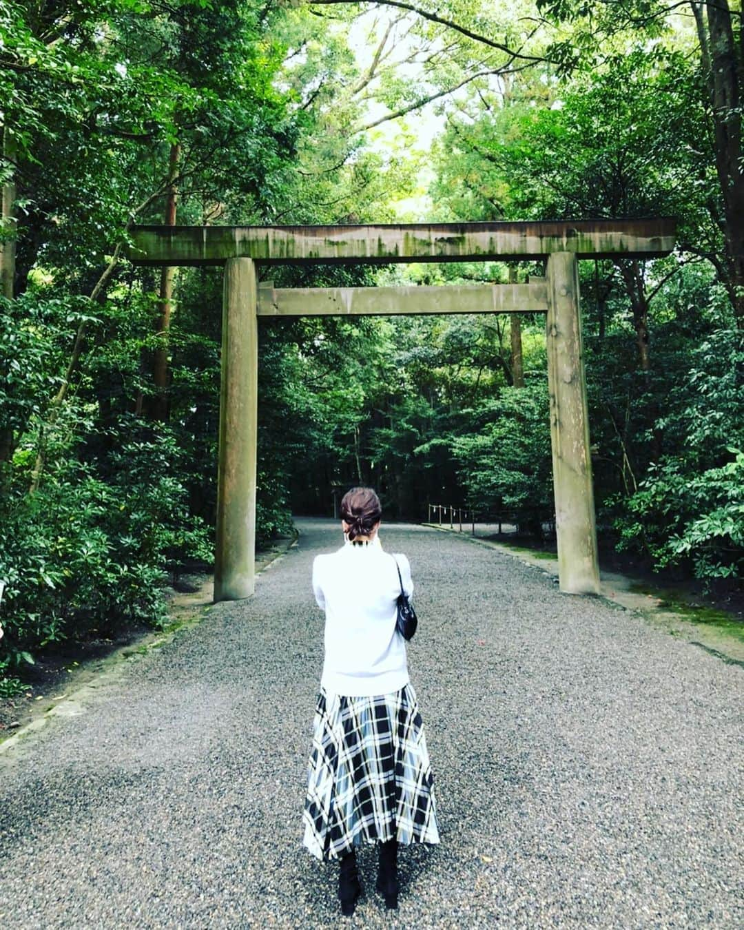 内田恭子さんのインスタグラム写真 - (内田恭子Instagram)「雨上がり。檜の香で満たされている。深呼吸をして、参拝。  #伊勢神宮　#isejingu #まずは外宮から　#ロケ中　#内田恭子　#kyokouchida」10月5日 10時04分 - kyoko.uchida.official