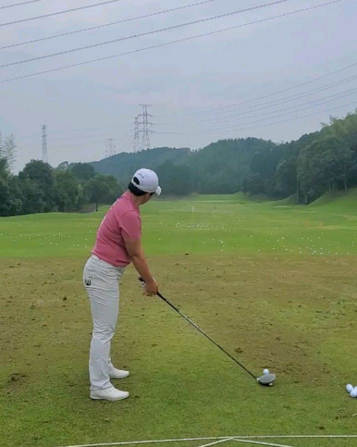 のインスタグラム：「행복합니다. 감사합니다.  대회를 위해 힘을 써주신 모든분들께 감사드립니다.  비록 결과는 아쉽지만 수술이후 회복에대하여 불안함을 사라지게 해준 한주였습니다.앞으로 골프가 더욱 기대됩니다😊 저는 골프를 좋아합니다. 참 좋아합니다. 시합은 더 좋아합니다.  코스안에서 강직하게 제 발걸음은 앞으로 한걸음 한걸음 나아가고있습니다. 갤러리분들이 없는 대회장은 다소 생기와 활력이 없었습니다.  팬분들의 열성적인 응원이 저희를 얼마나 더 힘을 나게 해주는지 느꼈습니다.  모두 그립습니다. 지금은 다소 아쉽게 빈자리를 느끼며  마음으로 함께 걸어가고 있습니다.  곧 코스에서 몸과 마음이 함께 걷기를 바랍니다 🙏.  幸せです ありがとうございます。  大会に向けて力を使ってくれたすべての方々に感謝いたします。  たとえ結果は残念だが、 手術後回復について不安をなくしてくれた一週間でした。今後、ゴルフがさらに期待されます😊 私はゴルフが好きです。 本当に好きです。 試合はもっと好きです。  コースの中で剛直に私の足は、今後、一歩一歩進んでいます。 ギャラリー方らがいない大会長はやや活気と活力がありませんでした。  ファンの熱烈な応援が私たちをどれくらいもっと力を出てくるようにしてくれるのか感じました。  いずれも懐かしいです。 今はやや惜しくも空席を感じながら心の底に一緒に歩いています。  すぐコースで体と心が一緒に歩くことを願います 🙏.  마무리는 커피한잔😁☕」
