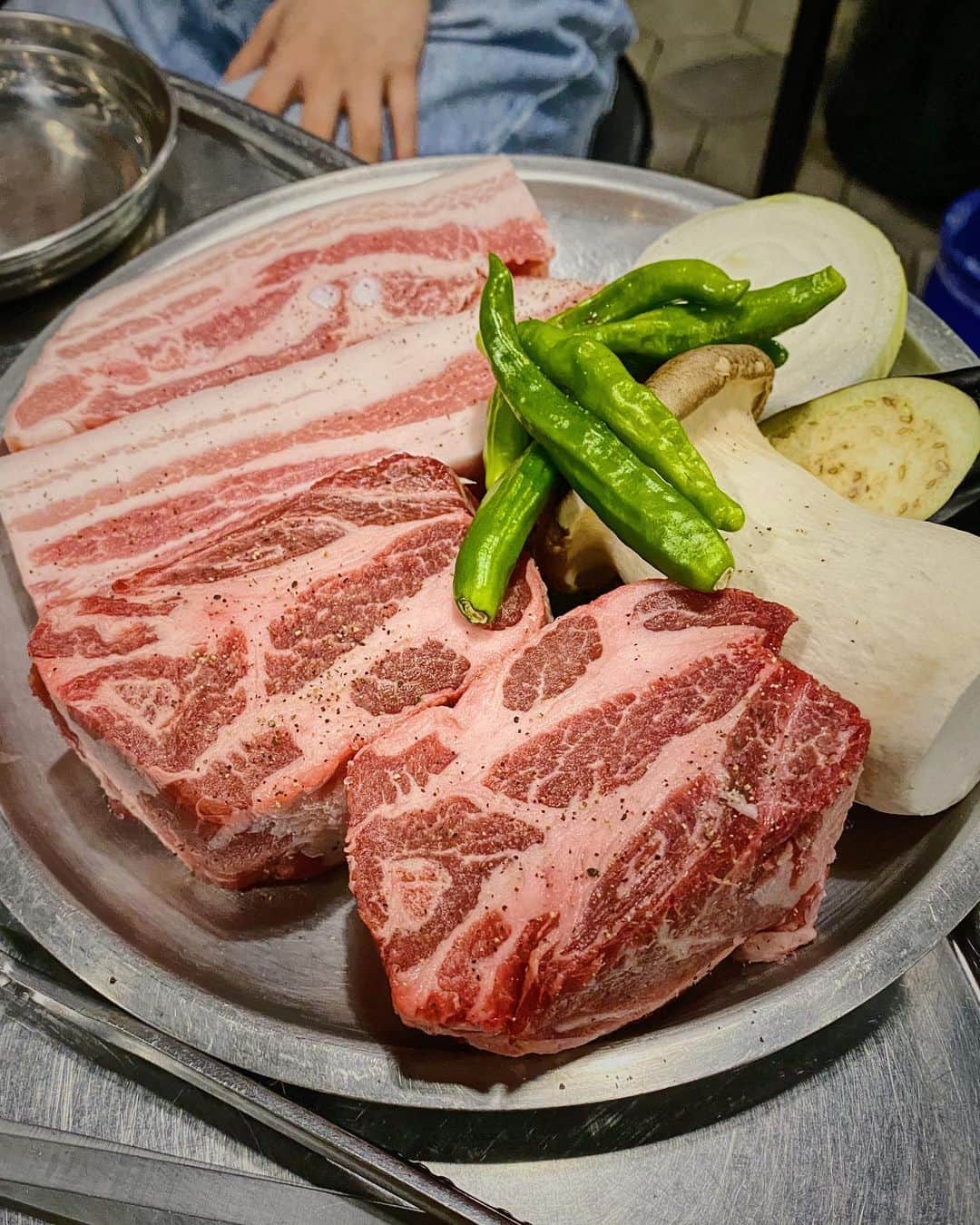 パク・ヨンインのインスタグラム：「잘 생기시고, 성격도 좋으시고, 인기도 많은.. 동네 형님 @lsy_810815 강추 맛집❤️ @yong.chelin 🤣🤣」