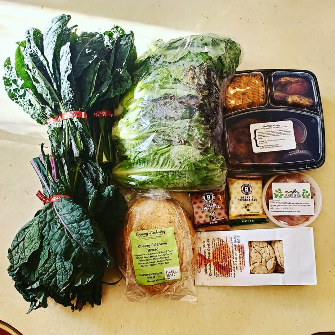 ガソリングラマーさんのインスタグラム写真 - (ガソリングラマーInstagram)「THIS WEEKS #MYMARKETBOX ORDER 🥬🧀🌶🍞🥗🍪🥥🥜 @marketbox.sd all vegan companies @jrorganicsfarm #organic #LACINATOKALE #lettuce  @doublebatch.co #almondcheese #vegancheese #mozzarella #americana #pepperjack  @grammysbakeshop #jalapenocheddar #bread #cookies @hungryveganlion #macncheese #friedmushrooms rosemary potatoes  @lacasitadevero BBQ jackfruit @rickaroons peanut coconut bar #vegan #veganfood #whatveganseat #vegangood #veganaf #vegansofinstagram #plantbased #vegandelivery #vegetarian #marketboxsd #plantbased #plantbasedmeals  Thank you thankful GRATEFUL  Not paid sharing the good stuff 🙌 💥💥💥They deliver to LA Thursdays 10am to 8pm💥💥💥 #marketboxsd  #mymarketbox #jrorganicsfarm #doublebatchco  #GRAMMYSBAKESHOP」10月5日 10時15分 - gasolineglamour