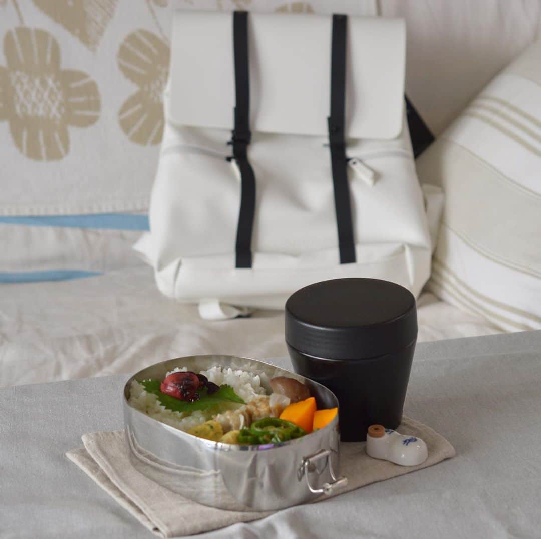 yukiyoのインスタグラム：「2020.10.5* ・ 今日のお弁当 ・ ご飯に梅干し ネギ入り出汁巻 お弁当用焼売買ってみた 玉こんにゃく煮 ピーマン白だし醤油炒め ひとつまみ塩入れて煮たかぼちゃ ・ お湯を入れるお味噌汁付き ・ ・ 今日は昼休み車の点検でディーラーに行くので けんさん弁当のみ。 私は帰りに石窯のパン屋さんによるつもり ・ ・ 今日から新しいバッグで♡ 以下PRなんですが凄く気に入ってます笑 ・ これ、ガストンルーガのリュックタイプのバッグです。 凄く可愛いの。 水を弾くタイプだから雨の多い季節にも良いよ。 ・ 色も色々あって 私はグレーにするか白にするか迷って迷って白 ・ グレーも欲しい笑 ・ 公式オンラインストア　 http://gastonluga.com で15%offになるコードを頂いています。 ディスカウントコード: quiestla7 良かったら使って下さい。 ・ 送料、返送料は無料です ・ @gastonluga  #GastonLuga #ガストンルーガ #バックパック ・ ・ 今キャンペーンをやっていて、 鞄をお買い上げ頂いたお客様に数量限定でBörsウォレットをプレゼントだそうです。 お得なので購入を検討してきる方はこの機会に是非😊 ・ ・ #お弁当 #obento #bento #lunch #lunchbox #onthetable #japanesefood #暮らし #曲げわっぱ #lin_stagrammer #ロカリ #おうちごはんLover #マカロニメイト #IGersJP」