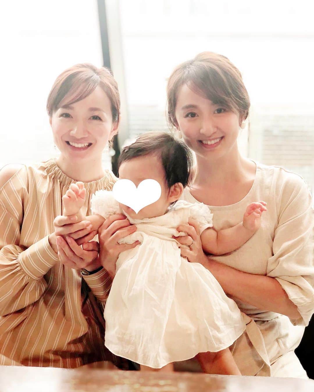 小野恵美のインスタグラム：「1年ぶりのえりかちゃん🥰 やっと会えた〜✨✨  娘が生まれたときに入院中に面会にも来て抱っこしてくれたので、1歳になった成長を喜んでくれました🤱 ありがとう❣️  2枚目、二人とも癒しの天使👼 あぁ可愛い❤️  #1歳 #女の子ママ #女の子ベビー #1年ぶり #幸せな時間 #赤ちゃんのいる生活 #ママコーデ #ママ #フリーアナウンサー #子連れランチ #銀座 #ginza」