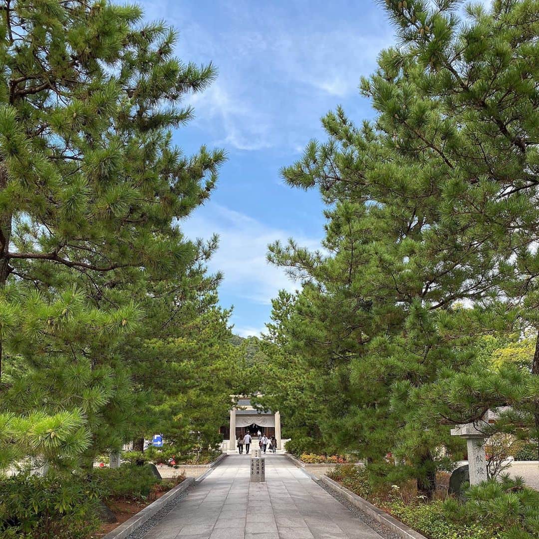 南果歩さんのインスタグラム写真 - (南果歩Instagram)「#元伊勢籠神社  #天照大御神  が #伊勢神宮 に移られる前まで、この籠神社にいらっしゃったのだそうです🍀 境内はとても厳かな空気に包まれていて、心静かにお参りできました🍀 そもそも、 #天の橋立 と言う地名は尋常じゃないですものね。 #小松左京 さんの #日本沈没 でも、唯一残された場所が天の橋立でしたから‼️ 旅のお供に #御朱印帳 も忘れずに🍀  #神社仏閣 #神社仏閣好きな人と繋がりたい  #神話 #南果歩 #kahominami #japaneseactress」10月5日 10時20分 - kaho_minami