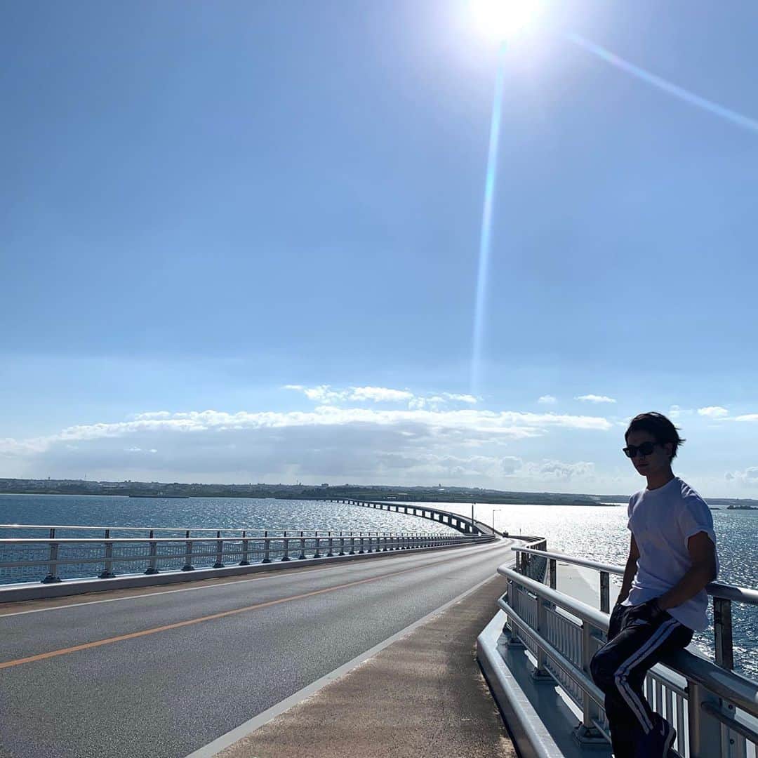 仲田克也さんのインスタグラム写真 - (仲田克也Instagram)「こちら半袖でも暑いです☀️💦 現場からは以上です👍 #veryhot  ・ ・ #宮古島 #伊良部大橋 #海 #自然 #パワースポット #伊良部島 #miyakojima #miyakoisland #bridge #sea #photo #beautiful」10月5日 10時21分 - minatoisshiki