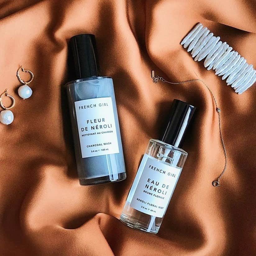FRENCH GIRLさんのインスタグラム写真 - (FRENCH GIRLInstagram)「A few of our favorite things — Néroli Charcoal Wash + Facial Mist, our power couple for clear, radiant skin. ✨ #SelfcareSunday  Photo by @checkeredmoon 🧡」10月5日 10時24分 - frenchgirlorganics