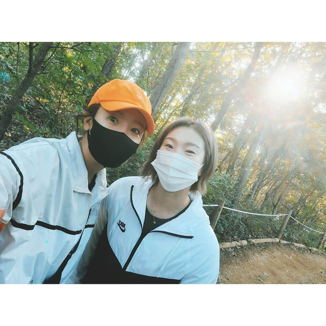 ソ・ユジンさんのインスタグラム写真 - (ソ・ユジンInstagram)「#가을아침 🌿🍂 오늘도 힘!  . .  올만에 홍쌤출근길에 함께 운동 ^^ @hong.hjh」10月5日 10時27分 - yujin_so