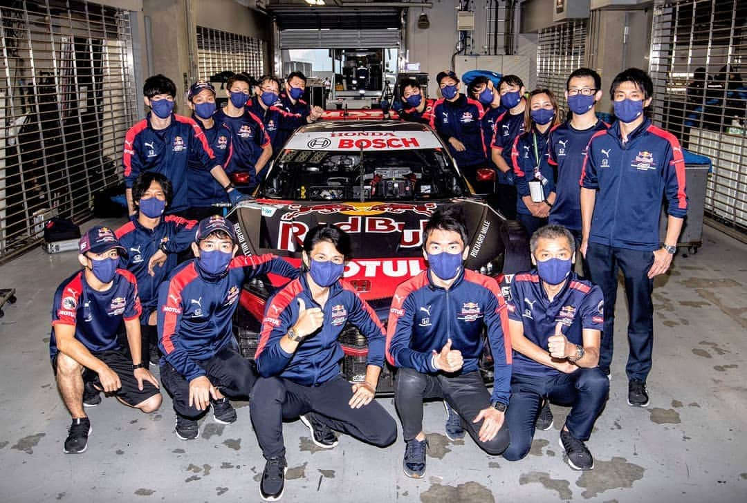 中野信治のインスタグラム：「Super GT Round 5 @ Fuji Speedway  P6！  まだ勝ててはいないけど。。  難しい週末を素晴らしい集中力で乗り切ってくれたので📷  確実に進化しているドライバー、そしてチームメンバー達。  そんな彼らと共に戦えることが嬉しい。  もっと強くなるよ👊  #teamredbullmugen  #honda #mugen #nsx  #motul #redbull #richardmille  #team #racing #supergt #thankyou」