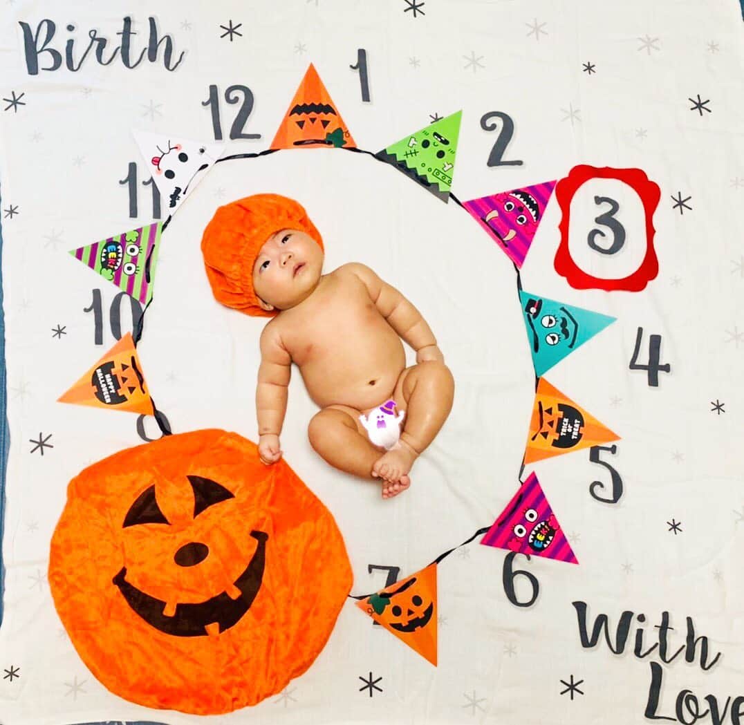渡部太基のインスタグラム：「. 昨日で生後3カ月でした👶🎉㊗️ 10月なのでテーマはハロウィン🎃👻w 長男のとき凝り過ぎて次男のときは手抜きしちゃう説ww #わたべんちのまはろくん #生後3カ月 #おめでとう #10月だから #とりあえずハロウィン #halloween #🎃 #👻 #寝相アート」