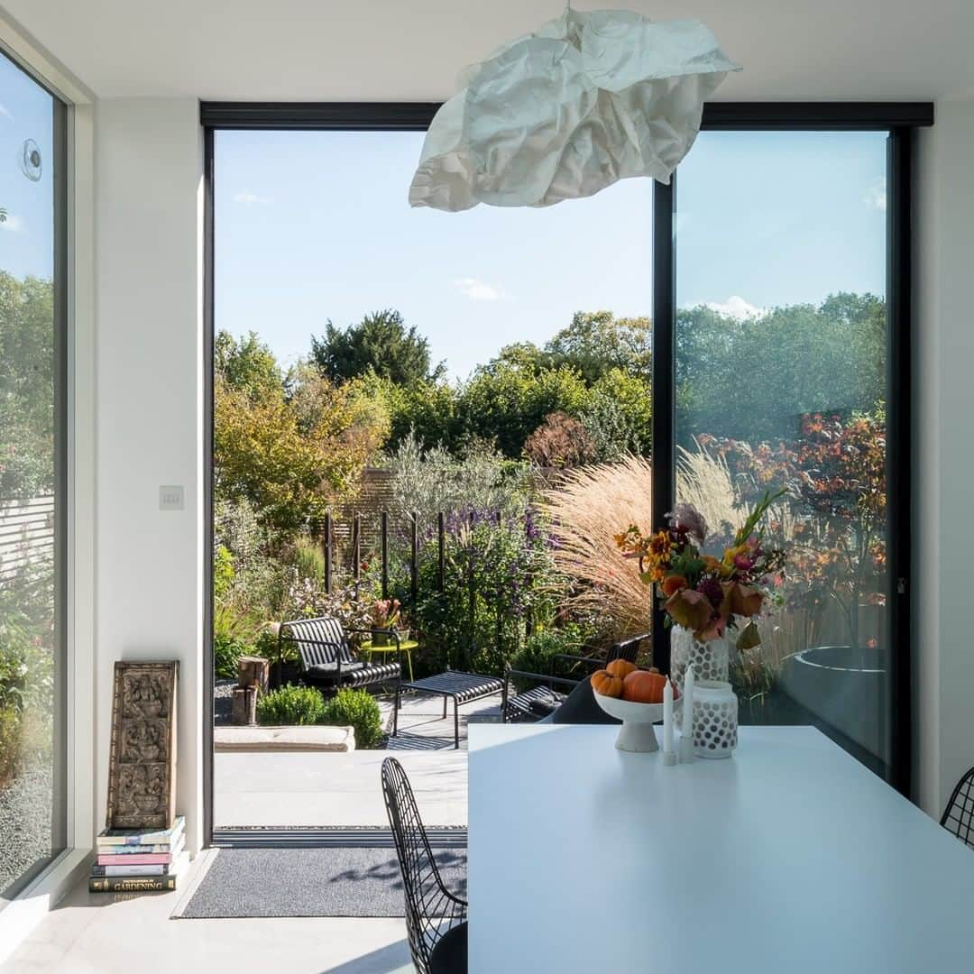 The Modern Houseさんのインスタグラム写真 - (The Modern HouseInstagram)「Fresh as a Daisy: a calming home in south-east London which opens up onto a beautifully landscaped garden. Head to our bio to see the sales listing.」10月5日 16時09分 - themodernhouse