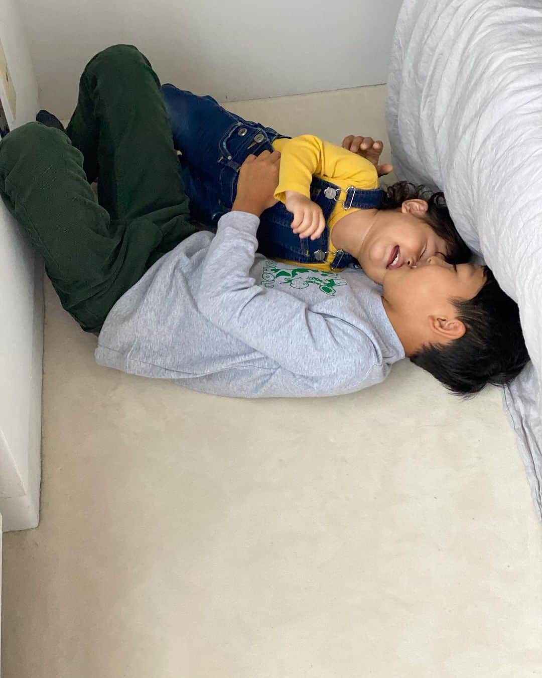 鈴木サチさんのインスタグラム写真 - (鈴木サチInstagram)「. 我が家の男子はみんな甘えん坊。 . . . もー頼むよぉ〜って思うんだけど、、、 . . . これがなくなったらなくなったでまた寂しいんだろーなー😭😭 . . #ママ #ママモデル #三児ママ #三兄弟」10月5日 10時44分 - sachi_suzuki