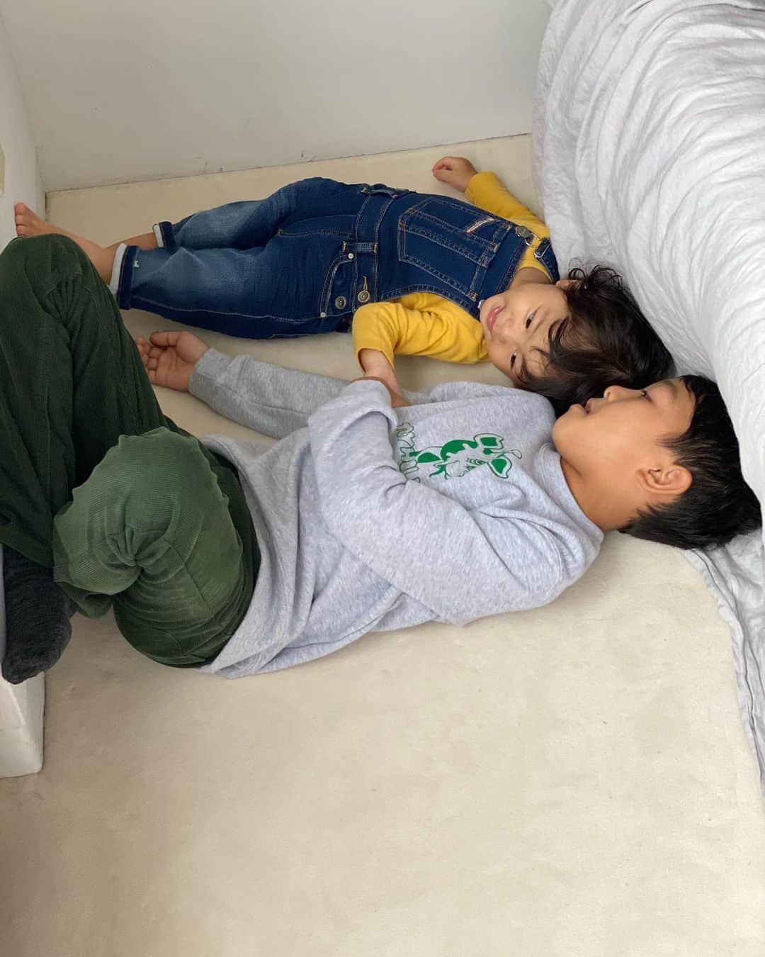 鈴木サチさんのインスタグラム写真 - (鈴木サチInstagram)「. 我が家の男子はみんな甘えん坊。 . . . もー頼むよぉ〜って思うんだけど、、、 . . . これがなくなったらなくなったでまた寂しいんだろーなー😭😭 . . #ママ #ママモデル #三児ママ #三兄弟」10月5日 10時44分 - sachi_suzuki