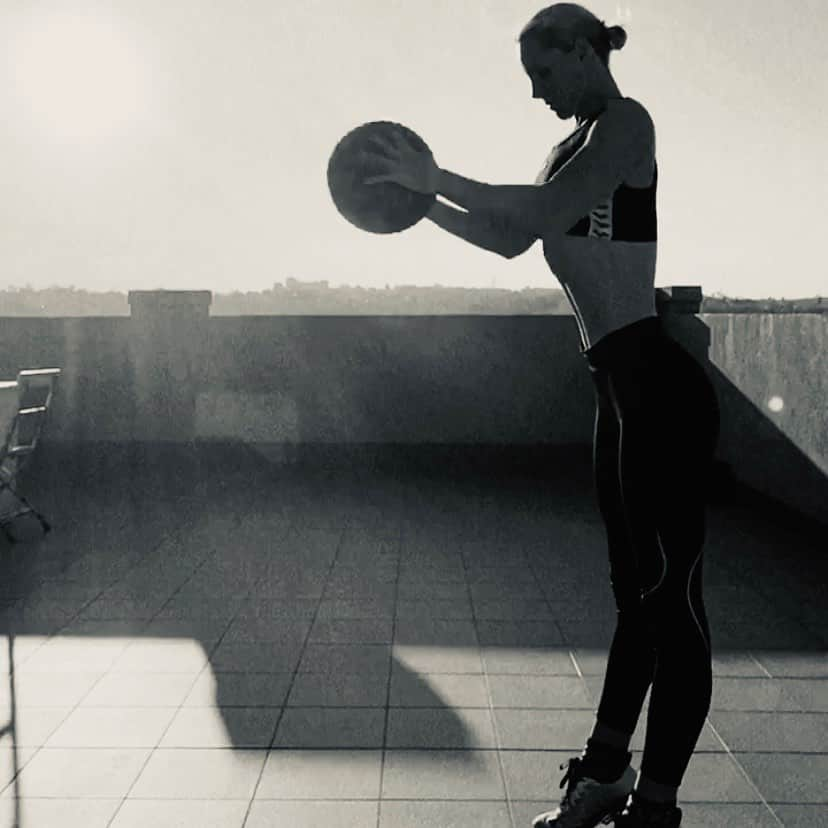 ブロンテ・キャンベルさんのインスタグラム写真 - (ブロンテ・キャンベルInstagram)「Slam ball.  Good for pent up frustration  😜 Really it’s good for full body coordination and getting those lats firing. But mainly it’s just v satisfying」10月5日 10時48分 - bronte_campbell