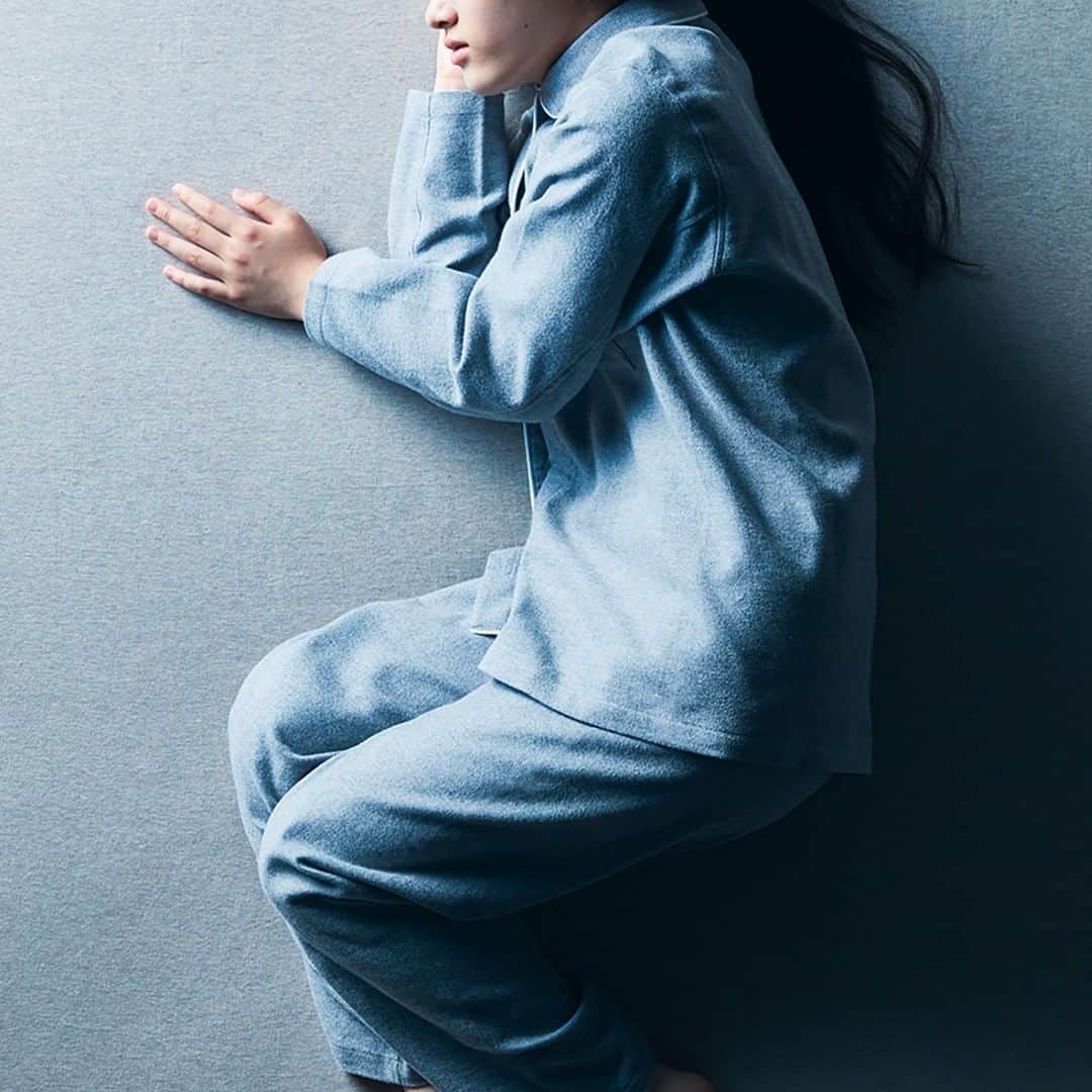 無印良品さんのインスタグラム写真 - (無印良品Instagram)「【くらしのコツ】しぜんな寝返りを、妨げない - 日々のくらしに役立つコツを紹介します。 - 眠っているとき、私たちはしぜんと寝返りを打ち、姿勢を変えています。 寝返りの回数は人それぞれですが、寝返りしたいときに、しっかりと寝返りができることは大切です。 - ずっと同じ体勢で眠っていると、からだの一部にだけ負荷がかかってしまい、筋肉の痛みや姿勢の歪みを感じやすくなります。 また、下になった個所の血管ばかりが圧迫されることで、血行が悪くなり、体内の老廃物が流れにくくなったり、からだが冷えてしまうことにもつながるのだとか。 - しっかりと眠り、疲れをとるには、しぜんな寝返りを妨げない工夫を。 『脇に縫い目のないパジャマ』は、わきを下にした寝姿でも、縫い目が肌に当たって血管を圧迫するようなことがありません。 - 起きているときと同じように、眠っているときも、適度に姿勢が入れ替わるように。 しぜんな寝返りを促すには、マットレスや敷きふとんは、固すぎず、やわらかすぎず、が良いそうです。 - #無印良品 #MUJI #くらしのコツ #stayhome #おうち時間 #睡眠 #眠り #睡眠改善 #睡眠の質 #寝返り #パジャマ」10月5日 11時00分 - muji_global