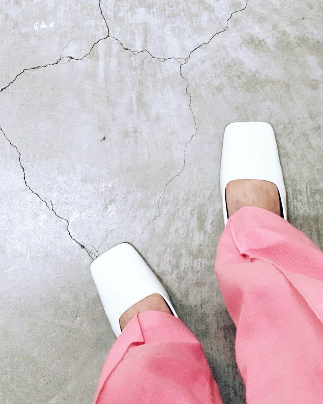 二ノ宮和佳子のインスタグラム：「Pumps @proenzaschouler   #square #toes #pumps」