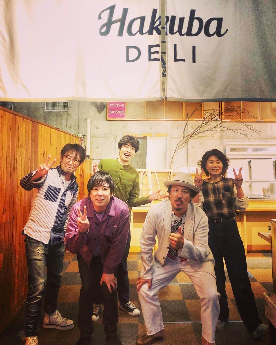 のインスタグラム：「昨日は『HAKUBA ヤッホー！ FESTIVAL』にスキマスイッチで出演でした。 2年前のジャカルタ公演以来となるスキマのステージ、それはもう最高に楽しかった！  もう当たり前ではなくなってしまった、お客さんが目の前で楽しんでくれている姿、その光景が見られただけでも本当に感動でした。  大声は出せないということで、その代わりに、割れんばかりの拍手をありがとうございます！  スキマの楽曲の中でかねてから好きだった「雨待ち風」。 白馬に縁がある楽曲ということで、念願叶って演奏出来ました！名曲・・・！  そして、サウンドチェックで急遽やることになった「ガラナ」、途中までやるつもりが結局フルコーラスやっちゃうハプニングも面白く・・・笑。  またスキマのステージでギターを弾ける日を楽しみに、頑張ります！  ISEKIさんをはじめ、『HAKUBA ヤッホー！ FESTIVAL』を運営する全てのスタッフに心より感謝を申し上げます！  白馬、サイコーでした！  #スキマスイッチ #HAKUBA #白馬フェス #ヤッホーフェス #大橋卓弥 #常田真太郎  #種子田健  #高橋結子 #外園一馬」