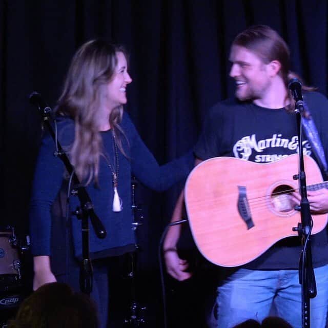 メアリー・マクドネルのインスタグラム：「ok just have to say it!I LOVE MY KIDS!!!! @mikemellmusic_ @oliviajanemusic」