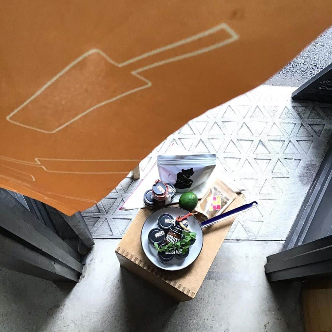 Pho 321 Noodle barのインスタグラム：「皆さま　お早う御座います。  一昨年のbia hoi vol.7の夕べでは　四万十のツガニを生きたまま送って下さり　ツガニのphoを作ってくださった　epices45の有元くるみさん。  前回の入荷の際には　瞬く間にたくさんの方のキッチンに飛び立ったharrisaたちが再入荷です。  to goのpho/bun/comにも　ひと匙🥄添えて、これからの季節は　お鍋料理にもおすすめです🥬 店内でtastingもしていただけます。  特製special masala chai leafも一緒にどうぞ。  引き続き　皆さまと一緒に安全第一で　to go,Chompy,Uber eatsも共に稼働しています。 (Chompyはエリア拡大　渋谷駅から半径3kmから4.5kmへ より多くのお客さまにお届け出来るようになりました)  季節に柑橘は　淡路島アレン・ユーレカ檸檬とマイヤー檸檬の2種です。  今週も　御来店こころよりお待ちしております。  todays recommend:harrisa (m 864 l 1,620) spicy masala chai , evening blend 🐻bombe village,bends,shidama Ethiopia 🇪🇹 @bagn_coffeekiosk @gn_provisions   todays opening bgm📻ハニーハニー/spitz  #kurumiharissa」