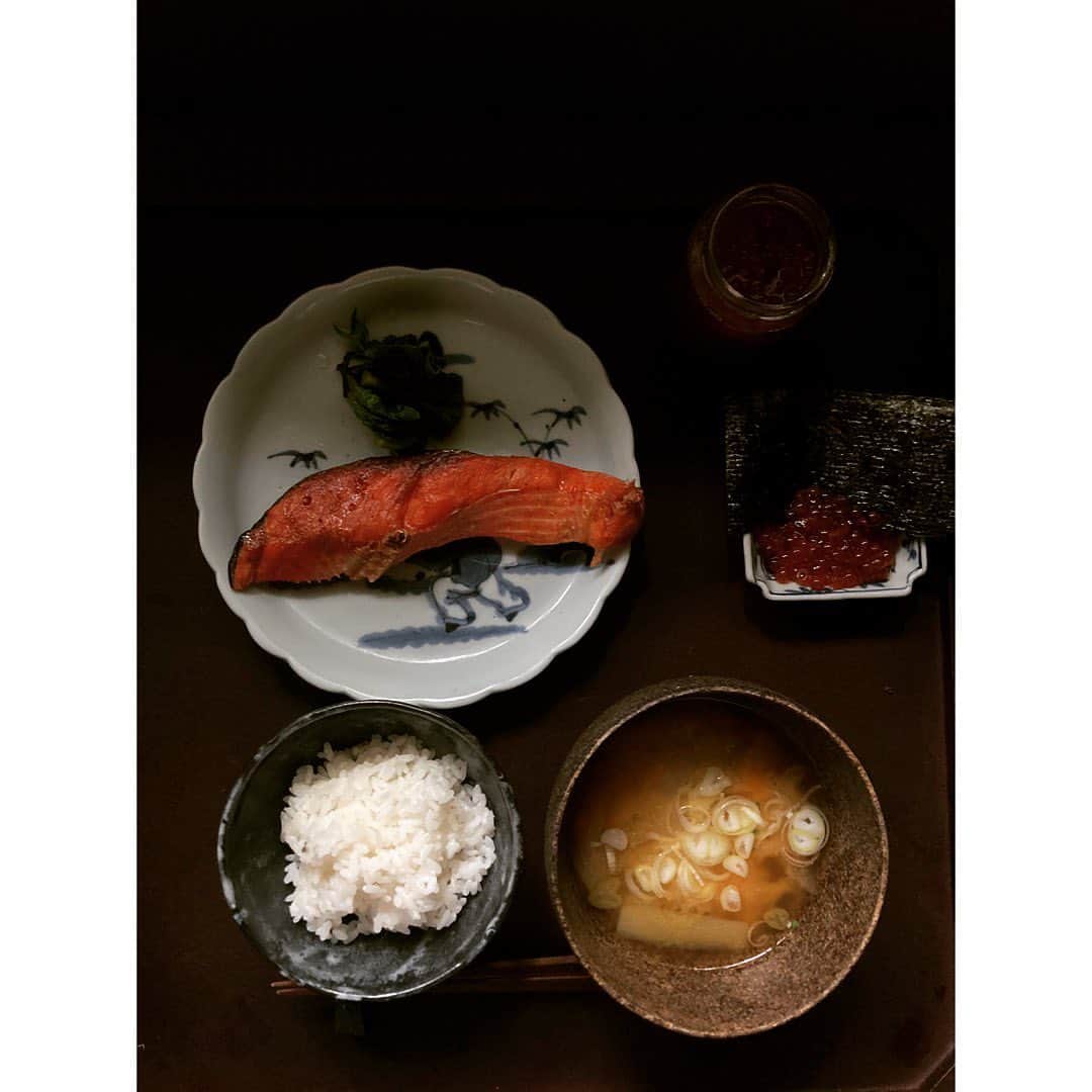 journaleatripのインスタグラム：「to make a fresh start  悲しい出来事があり どうにもやるせない塞ぎがちな 気持ちで一週間があっと言う間に過ぎました。 料理の人としてその行動力とバイタリティーに 心から敬意し 個人的にも弱っていた時に何度も助けられました。 家族や友達にとても愛されてたその友人は遠くにいってしまいましたがその功績はたくさんの人の記憶に残り 家族や友達、仲間たくさんの輪がつないでいくのだろうとおもいます。 安らかに。  気づけば10月。 鮭に漬けたばかりのいくら新米にお味噌汁 元気だしてよき1日を。」