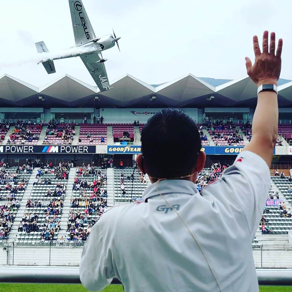 ピエール北川さんのインスタグラム写真 - (ピエール北川Instagram)「😊 さ、 今日も辛い時、 しんどい時は、 空を見上げてみよう❗️  下向きがちな毎日に、 上を向いて笑顔にしてくれて、 ありがとうございました❗️ 室屋さん‼️  タツ写真撮ってくれてありがとう🙏   #yoshimuroya #lexus #fujispeedway」10月5日 11時05分 - pierrekitagawa