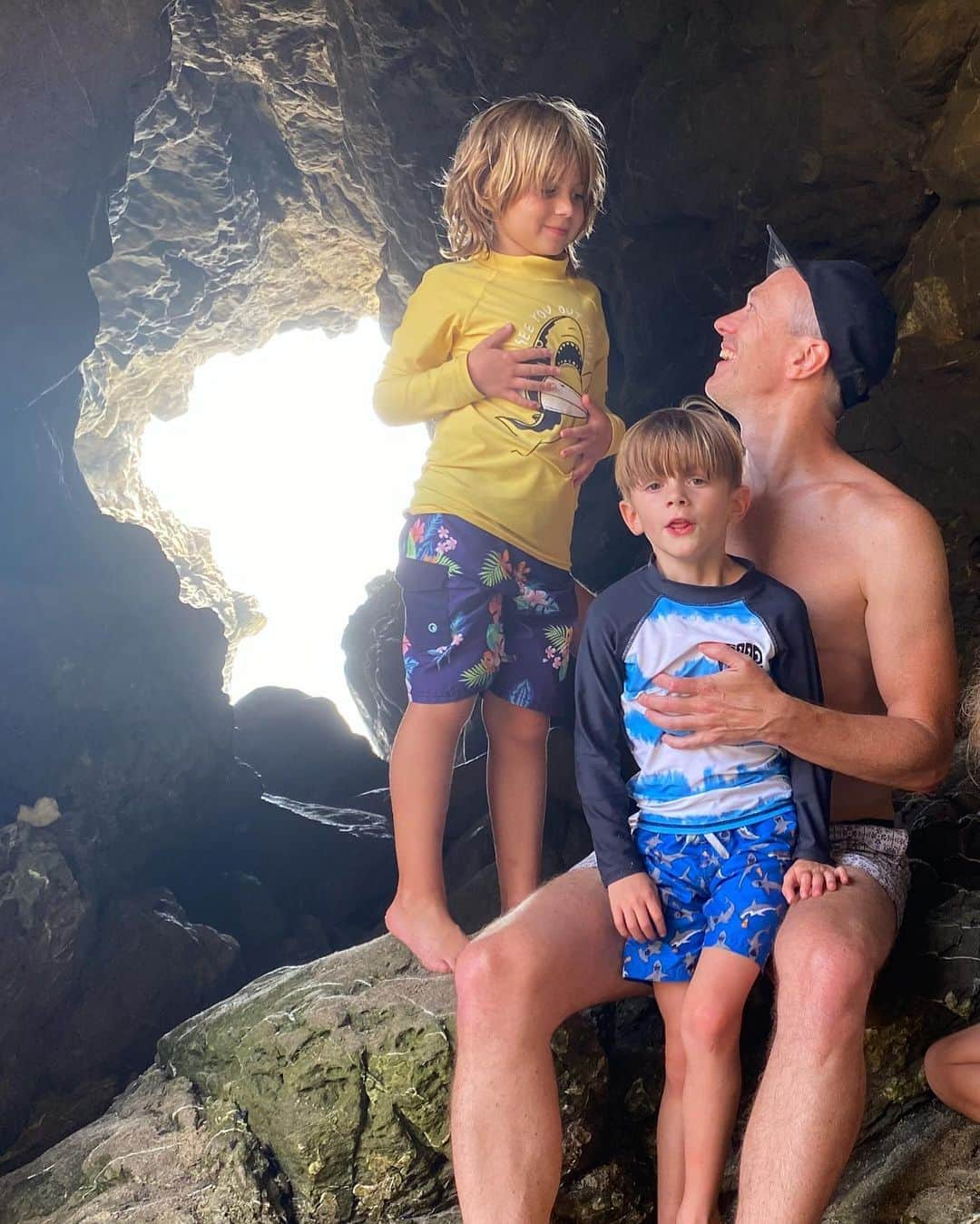 カイル・ニューマンさんのインスタグラム写真 - (カイル・ニューマンInstagram)「Today was a good day! #family #beachday #exploring #caves 👨‍👦‍👦」10月5日 11時06分 - kyle_newman