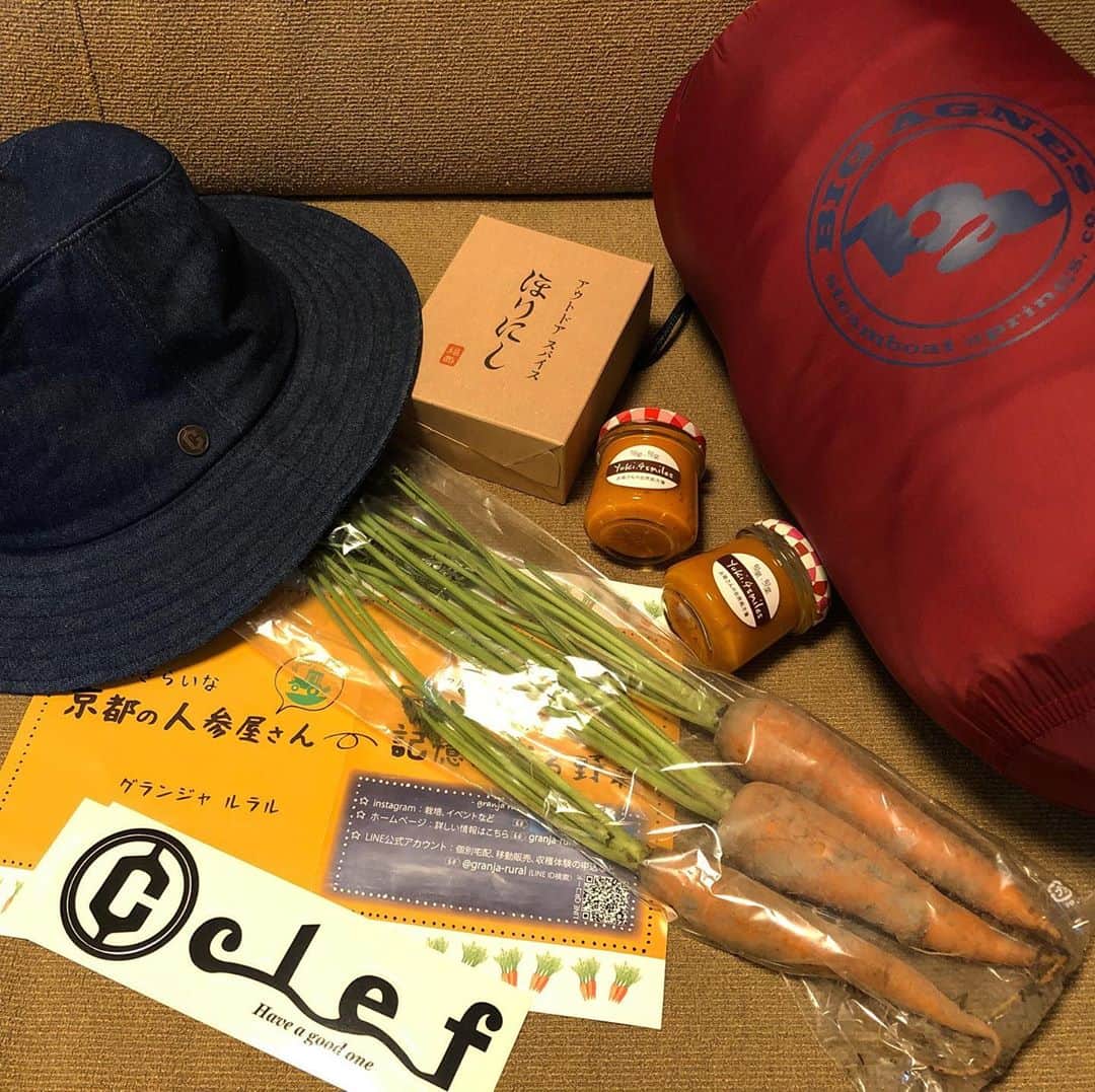 土井コマキさんのインスタグラム写真 - (土井コマキInstagram)「アウトドアパーク、今年も司会できた。久しぶりの顔ぶれとまた再会できて、ささやかな会話が嬉しくて仕方ない。 毎年１つずつ増やすclefのアウトドア帽子。気になる人参と出会ったり、蜜香屋が嘘みたいなパッケージのオーガニックジュース売ってたり、ほりにし噂の赤ゲットしたり、、、そして！なんと！ヒロトさんが寝袋買ってくれたーーーーー！！！ #アウトドアパーク」10月5日 11時26分 - doikomaki