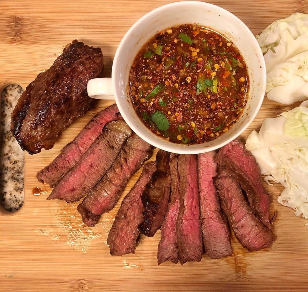 Jada Lalita Patipaksiriのインスタグラム：「Crying tiger beef 🥩🌶  Soooooo delicious 🤤  Cue Joey from Friends Thanksgiving episode, “MEAT, GOOOOD”  #thaifood #laofood #thaikitchen #recipe #thaicook #dinner #homecook #spicy #sauce #meat #beef #cryingbeef #foodie #foodpics」