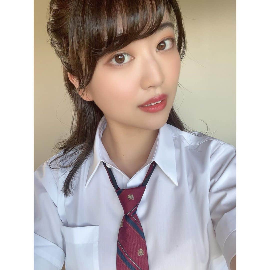 中谷彩伽のインスタグラム：「. \ 情報解禁 / バトルロイヤルゲーム『荒野行動』の広告に出演させて頂いております！ YouTubeやTwitterなど幅広く流れるので、CMを見たら報告お待ちしてます😆😆 . ロケではJKに🙊 中高大と10年間女子校だったから、教室に男性がいるのって不思議な感じ（´-`）.｡oO（ ちなみに、現役JKの頃はセーラー服だったからブレザーなのも不思議な感じ(*´艸`*) . これからお芝居をもっともっとやっていきたいから、最近お芝居のお仕事出来て楽しいなあ☺️ . #荒野行動」