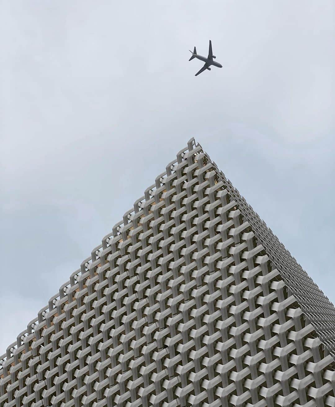 uoriのインスタグラム：「#羽田新ルート  #archilovers  #igersjp  #tv_leadinglines  #rsa_streetview  #instagramjapan  #lookingup_architecture  #art_chitecture_  #rustlord_archdesign  #minimal_lookup  #Sky_High_Architecture  #icu_architecture  #excellent_structure  #skyscraping_architecture  #diagonal_symmetry  #tv_buildings  #cool_pointy_things  #indies_minimal  #rsa_symmetrical  #drugougleb  #ShotoniPhone #1_unlimited  #rustlord_unity  #structure_bestshots  #raw_architecture #archi_focus_on  #archi_unlimited」