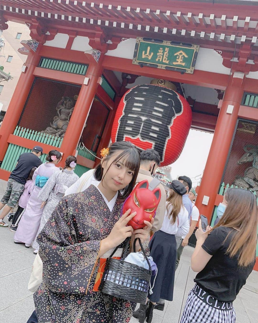 のインスタグラム：「・ ・ Twitterと違う写真を❀  今日で芸能界に入ってまるっと６年  いつも応援ありがとうございます！ これからも見守っててください♡  初心を忘れず挑戦を恐れずまだまだがんばります⚮ はやく有名になりたいです🗼 ・ ・ SNSの更新もがんばります💭 ・ ・ #浅草 #着物 #和服 #雷門 #浅草観光 #浅草食べ歩き #雷門 #雷門淺草寺 #梨花和服 #フォローミー」