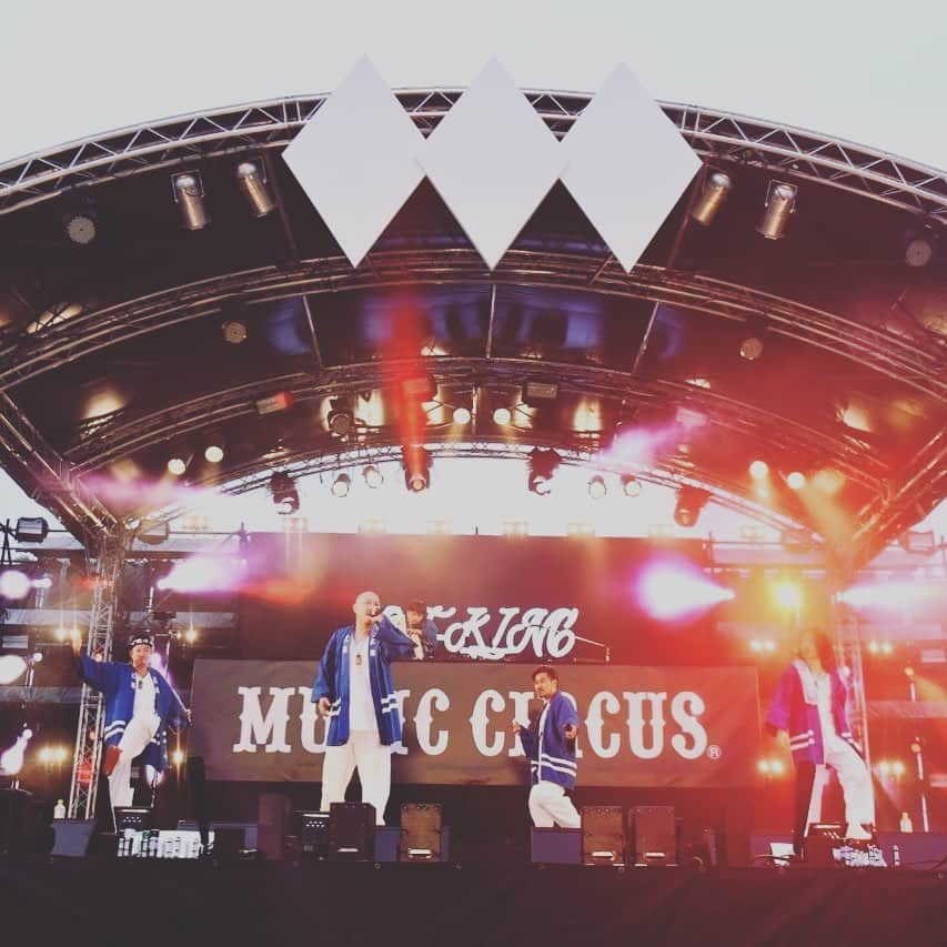 コシバKENさんのインスタグラム写真 - (コシバKENInstagram)「. music circus 2020。 今年もあのステージに立てたこと。 に本当にありがとうございました。  この状況ならではの一体感がありました。  みんなが笑って。 手を上げ、手を打ち。  やっぱり今年も特別でした。  また来年。  そのために今日からまた精一杯。  Photo by @photo_tasuku  #ETKING #musiccircus  #大阪 #泉南市」10月5日 11時30分 - koshibaken08