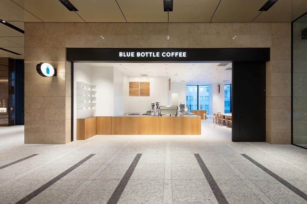 Blue Bottle Coffee Japanさんのインスタグラム写真 - (Blue Bottle Coffee JapanInstagram)「⁠⠀ 海の近くに位置し、太陽の光を燦々と浴びる庭を望むことができる竹芝カフェ。⁠⠀ ⁠⠀  天井が高く開放的なカフェには、海と船から白い帆がたなびくヨットの甲板をイメージし、実際にヨットの甲板に用いられる技工を使用して作られた シェアテーブルや、外の庭や空をご覧いただけるように外向きに設置された 1 人掛けのソファなど、仕事中やちょっとした休憩時間にも、室内にいながらテラスでゆったりとくつろいでいるような、心地よいお席をご用意しています。⁠⠀ ⁠⠀ ⁠⠀ [ 竹芝カフェ ]⁠⠀⁠⠀ 住所：東京都港区海岸 1−7−1 東京ポートシティ竹芝オフィスタワー 3階⁠⠀⁠⠀ アクセス：浜松町駅 北口改札より徒歩約 4 分、竹芝駅 西口より徒歩約 2 分、大門駅 B2出口より徒歩約 5 分⁠⠀⁠⠀ 営業時間：平日8:00−21:00、 土日祝9:00−19:00⁠⠀⁠⠀ ⁠⠀ ⁠⠀ #ブルーボトルコーヒー⁠⠀ #ブルーボトルコーヒー竹芝⁠⠀ #BlueBottleCoffee⁠⠀ #BlueBottleCoffeeTakeshiba」10月5日 11時33分 - bluebottlejapan