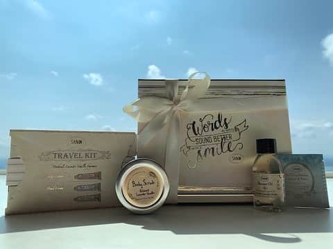 横浜ロイヤルパークホテルのインスタグラム：「「SABON（サボン）」のアメニティが付いた宿泊プランをご用意いたしました。    窓際に配したカウンターが魅力のスカイリゾートフロア「アトリエ」で、至福のひとときをお過ごしください🌿  詳細はホテル公式HPより、宿泊プランの "【Go To トラベルキャンペーン割引対象】【The SABON Story】心ときめくSABONトータルケアセット付" をご覧ください。  #横浜ロイヤルパークホテル #yokohamaroyalparkhotel #横浜 #yokohama #ホテル #hotel #gotoトラベルキャンペーン #ホテルステイ #hotelstay #おこもりステイ #ステイケーション #theprefferedlife #royalparkhoteljp」