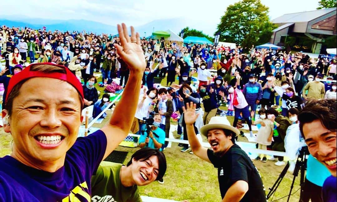 GAKU-MCさんのインスタグラム写真 - (GAKU-MCInstagram)「HAKUBA ヤッホー！ FESTIVAL   ～白馬ノ音～ が無事終わり僕らの夏が終わりました。『フェスに参加することがこんなにも素晴らしいものだったんだ！』ということを改めて再確認。僕らはやはり舞台があって生きている。とても充実した時間でした。友人常田真太郎 にお願いし、シンタ&タクヤ, #スキマスイッチ とのコラボレーションが実現しました。歌った歌は #ウカスカジー の #勝利の笑みを君と 。ギターでこのフェスのリーダー #イセキ 君も参加。沢山の皆様の笑顔が見えた。配信を通して見てくださった人も楽しんでくれたに違いないし、そしてキャプテンもきっと同じようにオンラインで楽しんでくれていたでしょう。 2020年の夏はコロナで本当に散々だったけれど、この経験を活かし絶対に次につなげたい！　そう誓った1日でした。　写真はタクヤくんとイセキくんが去った後、サバイブを演奏し終わって笑顔のリズム #ソムリエズ &ガクエムシー。そしてシンタ！　最高👍な笑顔です！#ヤッホー ＃gakumc」10月5日 11時38分 - gaku_mc