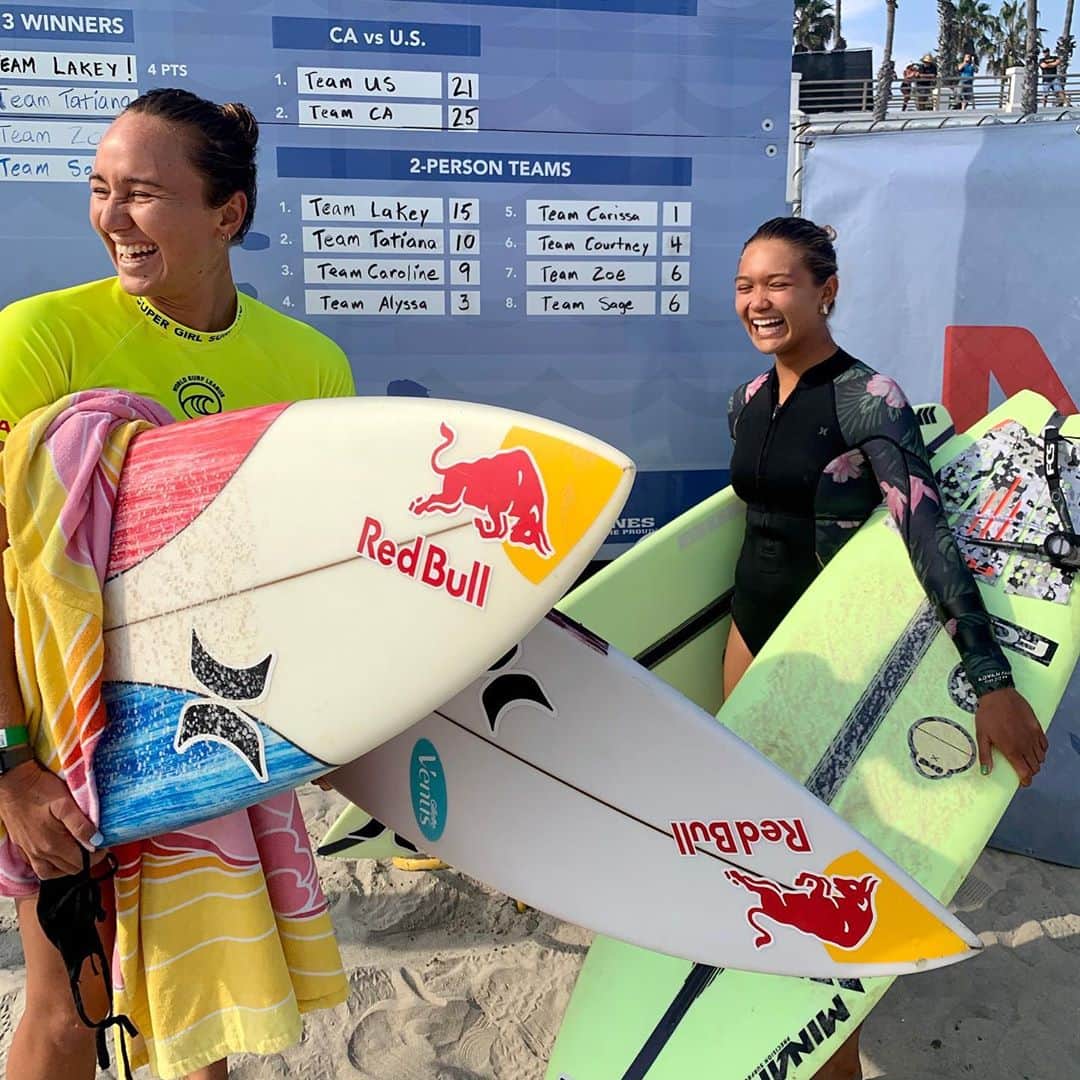 カリッサ・ムーアのインスタグラム：「We are winning... at life! Haha that 1 isn’t for first place it’s the amount of points we scored as a team 😂😅 Safe to say we may have been the weakest links in the competition but there was no shortage of good vibes or learning! Mahalo @wsl @supergirlpro for running a fun team event this weekend and getting us back in the jersey 😊🙏🏼 And that brings our adventure to an end. Homebound for fall/winter cheeehuuuu 🤙🏼」