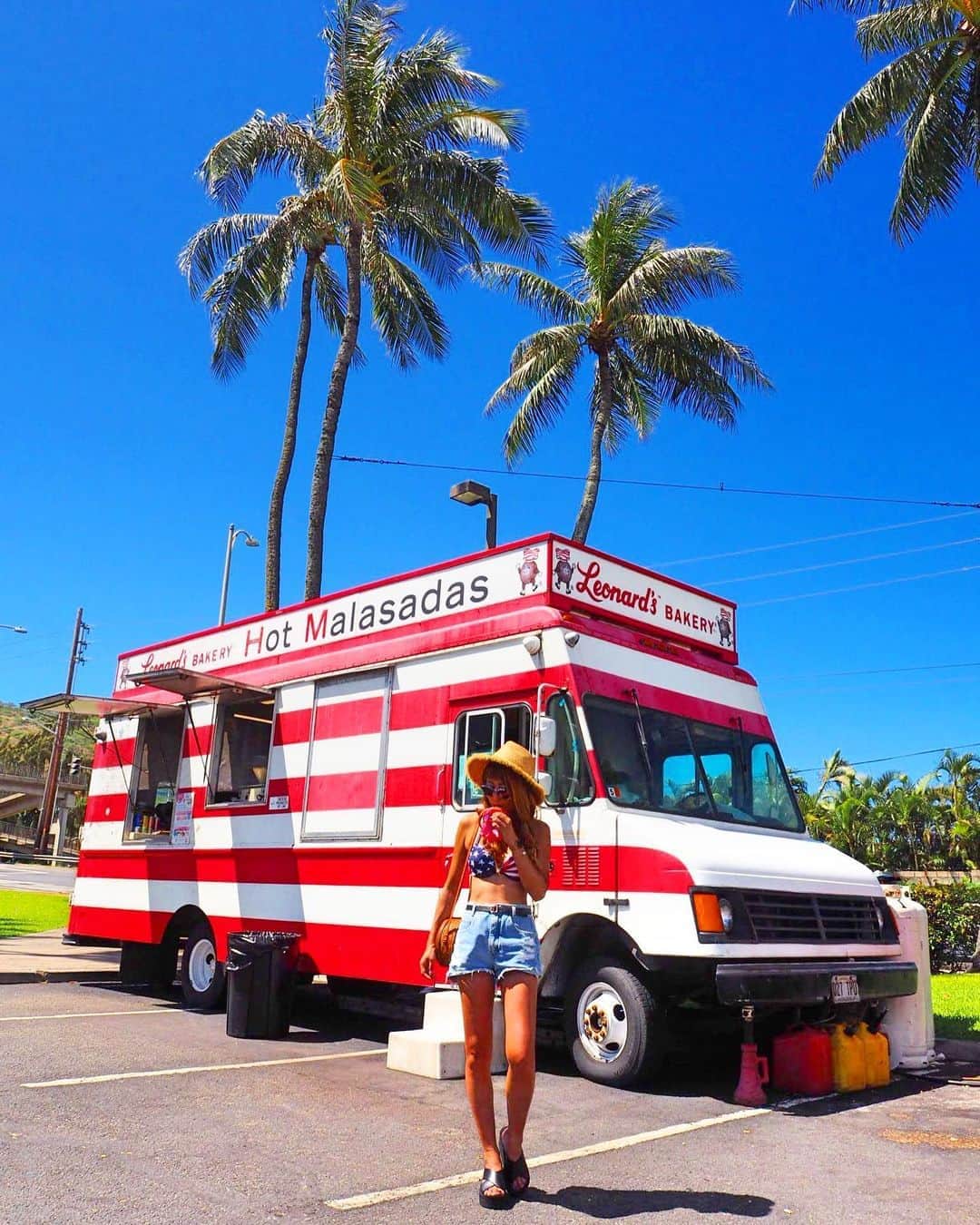 のインスタグラム：「♥️🤍💓🤍♥️ ・ 📍Koko Marina Center ・ ココマリーナセンターの駐車場にある マラサダのワゴン。 いつ見てもこのワゴン かーわいーなーー♥️ もしもトミカで販売されたら 買っちゃうな。笑 ・ いつもは並んでるけど、 一瞬周りがいなくなった瞬間に撮影！ スカッと晴れた青空の下で 食べるマラサダは格別美味しい😋♥️ ・ #hawaii#islandofoahu#oahu#ハワイ#trip #オアフ島#travel#loco_hawaii#travel_jp #funtorip#タビジョ#旅MUSE#genic_travel #genic_mag#たびねす#旅行#genic_hawaii #kokomarinacenter#leonardsbakery#food #tabijyomap_hawaii#lealeahawaii#2020」