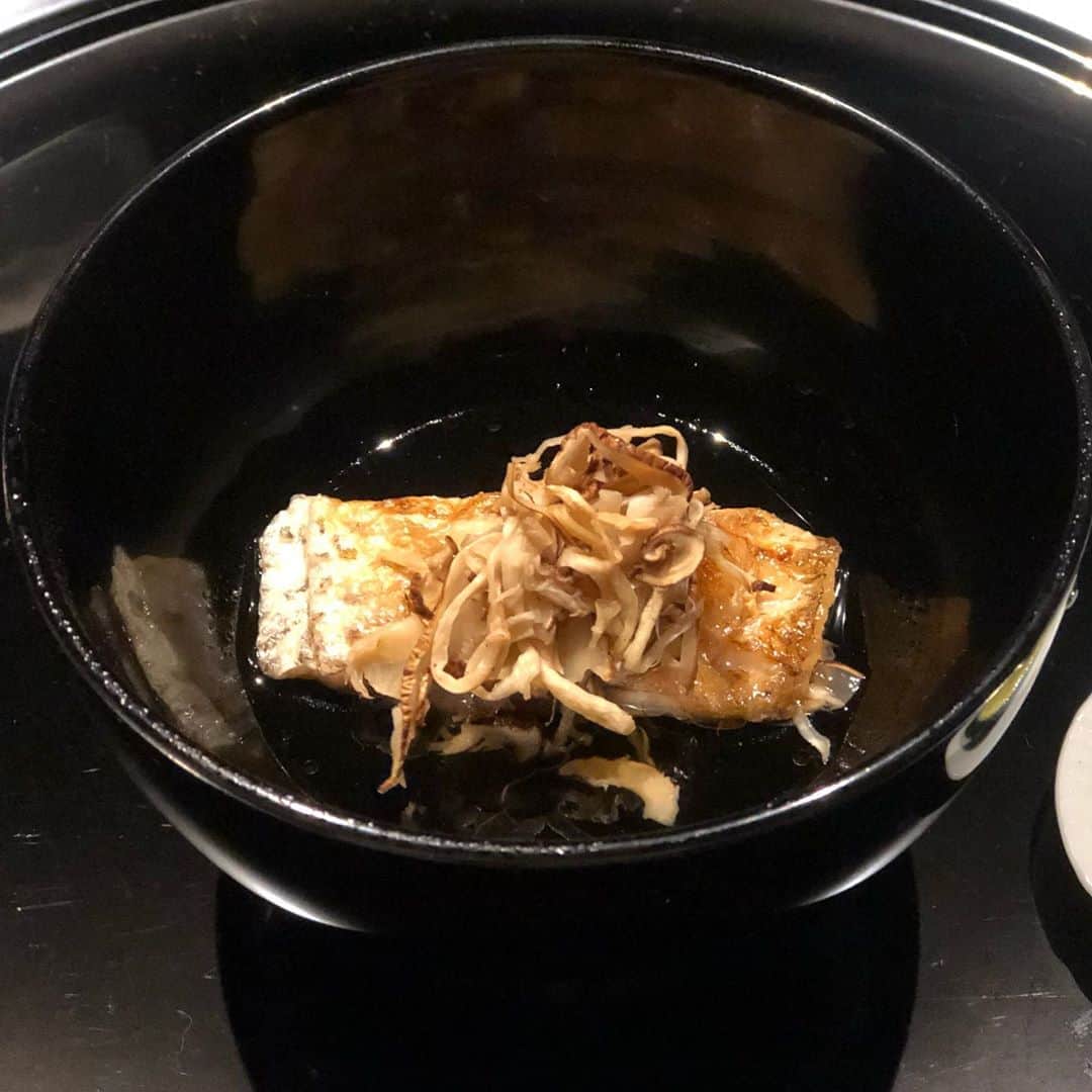 三浦瑠麗さんのインスタグラム写真 - (三浦瑠麗Instagram)「旅館の晩ごはん。とても美味しかった。 締めは菊花とろろごはん。 講演会場でもらったケーキもいただきました。」10月5日 11時52分 - lullymiura