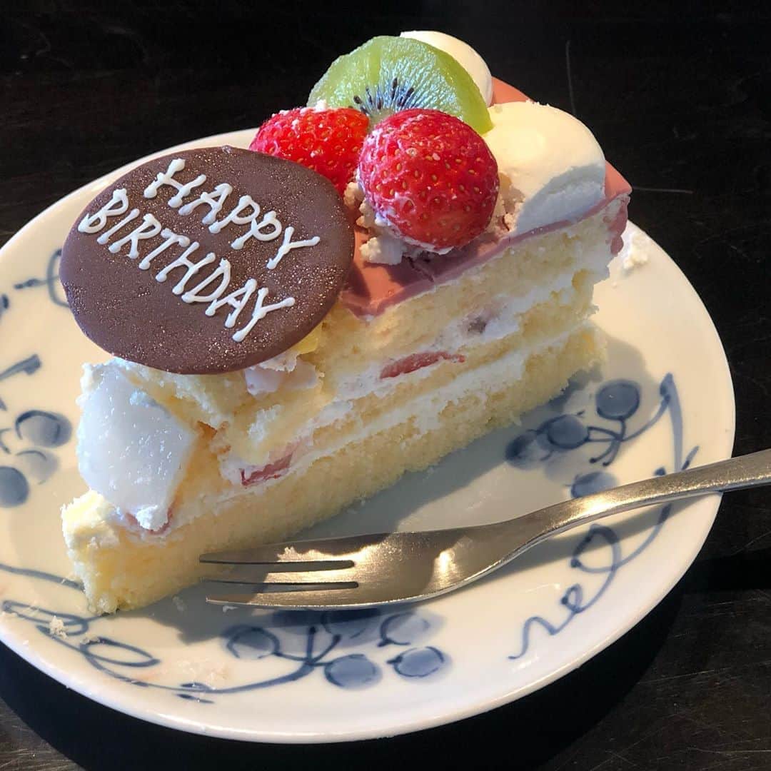 三浦瑠麗さんのインスタグラム写真 - (三浦瑠麗Instagram)「旅館の晩ごはん。とても美味しかった。 締めは菊花とろろごはん。 講演会場でもらったケーキもいただきました。」10月5日 11時52分 - lullymiura