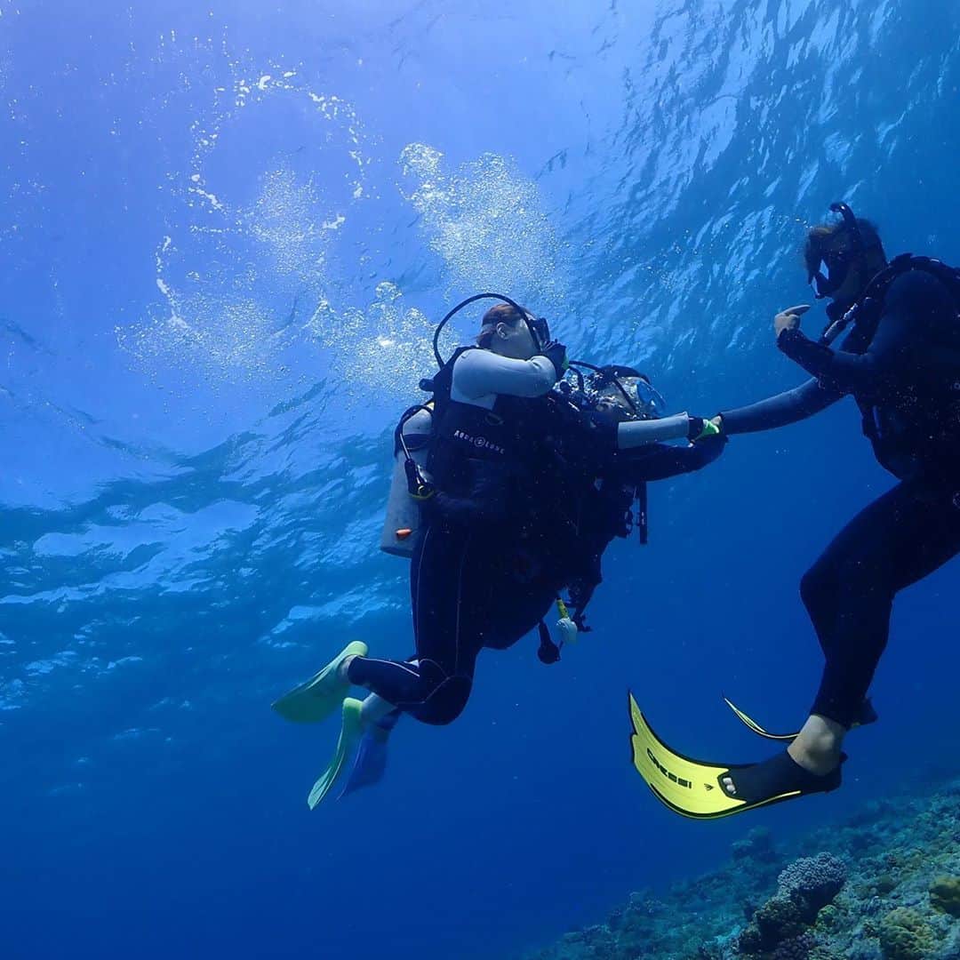 朋未のインスタグラム：「🤿  #沖縄ダイビング #沖縄旅行 #慶良間諸島 #diving #初ダイビング   耳抜き心配だったけど 海の底でパニックおこさないか自分のこと一番信用できなかったけど、海の中は最高だった☺️ ウオータースライダーやり放題だったからダイビング終わって子どものように遊びました。✨ またすぐにやりたいなあ🤿」