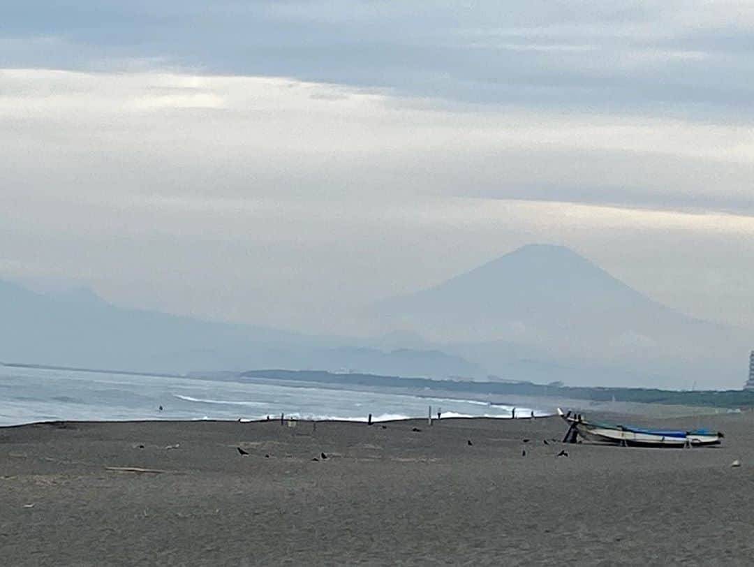 小桜舞子さんのインスタグラム写真 - (小桜舞子Instagram)「今朝の #江ノ島。 遠くの空がまだピンク色でした。 ブログには #富士山 の写真も掲載しています。  ファンクラブさくらぐみの皆さん、会報「舞子通信」作成中です。 内容盛りだくさんですので楽しみにしていてくださいね！  #早起き #ウォーキング #小桜舞子」10月5日 11時48分 - kozakura_maiko