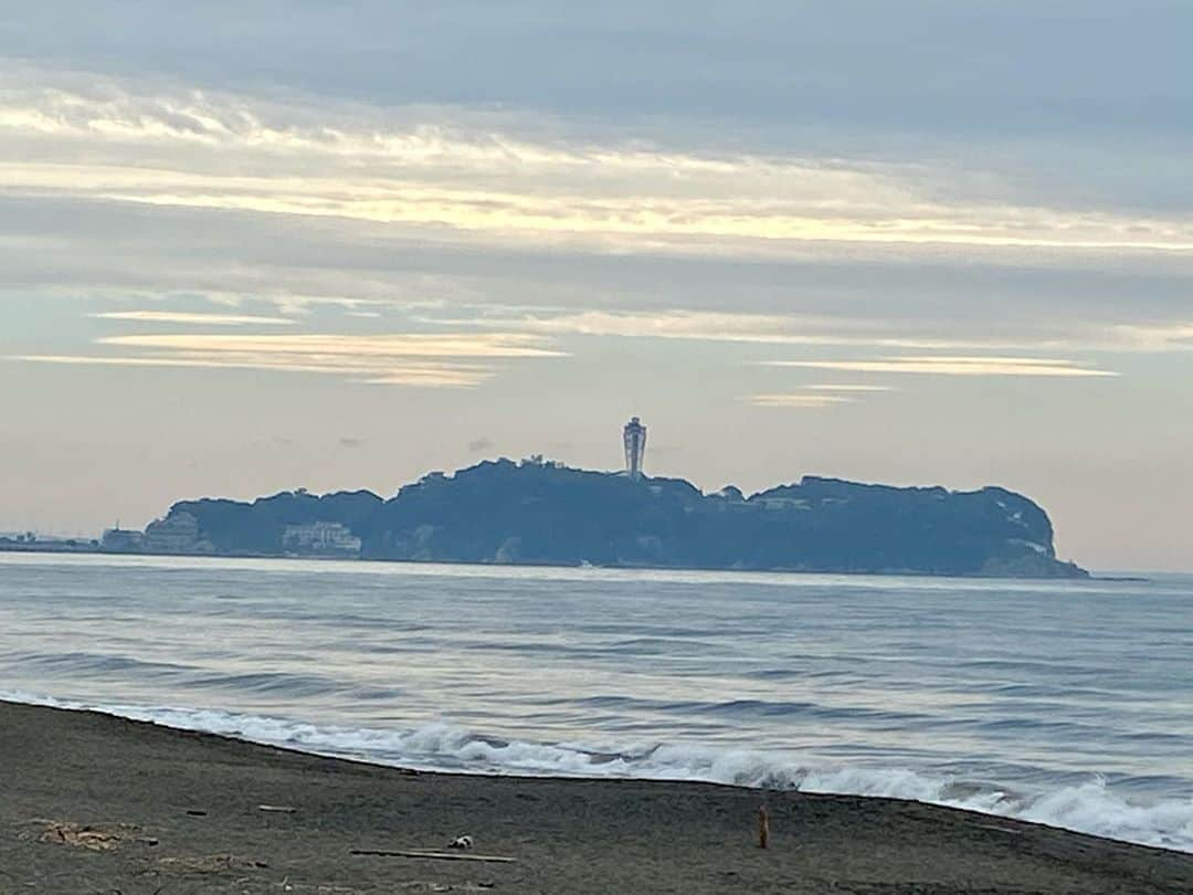 小桜舞子さんのインスタグラム写真 - (小桜舞子Instagram)「今朝の #江ノ島。 遠くの空がまだピンク色でした。 ブログには #富士山 の写真も掲載しています。  ファンクラブさくらぐみの皆さん、会報「舞子通信」作成中です。 内容盛りだくさんですので楽しみにしていてくださいね！  #早起き #ウォーキング #小桜舞子」10月5日 11時48分 - kozakura_maiko