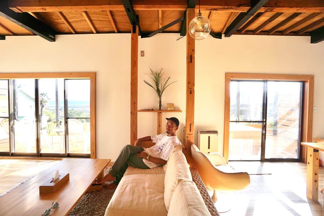 のインスタグラム：「. 秋晴れな日が続き最高な季節。 連日波があり、海もまだ暖かく、夜は冷えるので露天、そして中秋の名月とも重なり最高でした。  みんなからのリクエストが多かったので、来月から空いてる日のみ貸し出す事にしました。 今回はその為の整備をしたり、地元の人達と飲みに行ったり、ケンジ達が遊びに来てくれたのでワイワイやったりと、楽しい3日間。  これから海の色が最高に綺麗だし、露天風呂がより気持ちいい季節。 来月貸別荘としオープン予定です。 が、間に合うか？笑 なんかいろいろ手続き中。 間に合えば来月からどうぞご利用ください。  and SEA鴨川 @andseakamogawa   是非フォローよろしくお願いしまーす。 まじご機嫌ですよ。  #andSEA鴨川 #andSEA #貸別荘 #海　#SEA」
