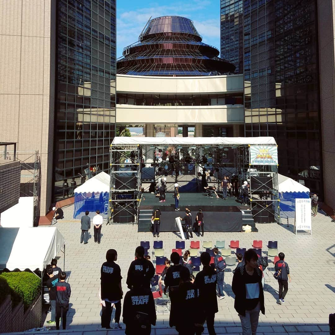 日本工学院さんのインスタグラム写真 - (日本工学院Instagram)「過去に行われた、学園祭の準備風景❗ 屋外ステージを設営中です😉 . . 「#日本工学院」をチェック！！ 学生が投稿したリアルな日常風景を見ることができますよ！ . . #nihonkogakuin #専門学校 #日本工学院八王子専門学校 #日本工学院専門学校 #学生投稿写真 #紅華祭 #若きつくりびと #学園祭#文化祭#学祭  #秋の風物詩 #秋の思い出  #アオハル #あおはる #学生交流  #八王子大作戦」10月5日 12時01分 - nihonkogakuin