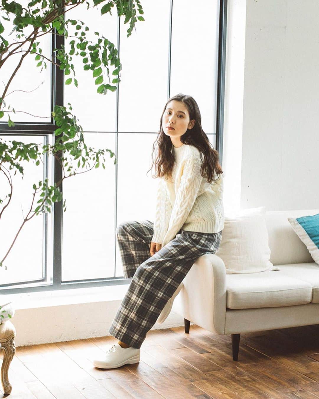 のインスタグラム：「天然素材を中心とした着心地のいい服づくりが好評の「HEAVENLY」から、新作ニットが届きました。﻿ 秋から長く着ていただけるようにこだわりを詰め込んだニットと、昨年人気だったタートルネックプルオーバーの着こなしをご紹介します。﻿ ﻿ ﻿ -----------﻿ ■アクリルウールニットタートルネックプルオーバー［DLW-2A47-0460-D］﻿ ■リネンウールヘリンボーンロングパンツ［DLW-2A48-0287-A］﻿ ホームクリーニング可能な、チクチクしないなめらかな肌ざわりのタートルネックのプルオーバー。袖口は長めのリブ仕様で、たっぷりとした身幅とのコントラストがラフにこなれた雰囲気を演出できます。﻿ さりげないヘリンボーン織りがこなれた印象のワイドパンツと合わせて。﻿ ﻿ ﻿ -----------﻿ ■コットンツイルスタンドカラーコート［DLW-2A47-0456-C］﻿ 明るめのカラーリングが目をひく、コットンツイルのコート。ミリタリーコートから着想を得たディテールで、太めのスタンドカラーや正方形の大きな両サイドのポケットがポイント。ゆったりとした作りとワークテイストのデザインが自然に女性らしさを引き出してくれる1着です。﻿ ﻿ ﻿ -----------﻿ ■アクリルウールニット2wayベスト［DLW-2A48-0291-A］﻿ ■コットンリネンバンドカラーシャツワンピース［DLW-2A48-0292-A］﻿ ざっくりとした編み目がナチュラルな雰囲気を醸し出す、ローゲージの鹿の子編みの2WAYベスト。首元と裾がクルンと丸まっているのも可愛らしいこだわりポイント。ウールをミックスした生地が温かく、体温調整にも便利です。﻿ 四角い胸ポケット付きの、すっきりとしたバンドカラーシャツワンピースと合わせて。﻿ ﻿ ﻿ -----------﻿ ■ウールミックスワイドミドルコート［DLW-2A48-0290-A］﻿ ウール混で温かいワイドシルエットのミドルコート。アームホールを広くとっているので、中に厚手のニットや重ね着をしても動きやすく、ボタンを上まで閉じると首元も覆ってくれ、本格的に寒くなる時期まで長く着用できます。﻿ ﻿ ﻿ -----------﻿ ■アルパカミックスニット2wayカーディガン［DLW-2A48-0289-A］﻿ ■ウールミックスチェックイージーパンツ［DLW-2A48-0288-A］﻿ アラン模様が贅沢に編み込まれた2WAYニットカーディガン。ほっこりする季節感のあるデザインながらも、重ね着してもすっきりコンパクトに仕上がるよう、ほどよい立体感に仕立てました。前後着用可能で、1着持っておくと便利なアイテムです。﻿ 落ち着いたトーンのチェック柄ワイドパンツと合わせて。﻿ ﻿ ﻿ ﻿ ﻿ ------------------------------﻿ ▶️お買いものは写真内のタグをタップしてくださいね。またはプロフィールからもナチュランへリンクしています。→@natulan_official﻿ ﻿ ▶️写真内のタグは、販売中でも消えている場合がございます。ぜひ、ナチュランの検索窓から、注文番号又は商品名を、検索してみてくださいね。﻿ ﻿ ▶️プロフィール画面では、季節のおすすめ商品や、再入荷情報をご紹介しています。ぜひ、ご覧くださいませ。→@natulan_official﻿ ﻿ ----------- #lifewear #fashion #今日のコーデ #コーディネート #ファッション #ナチュラル #ナチュラン #natulan #日々の暮らし #暮らしを楽しむ #シンプルライフ #シンプルコーデ #大人女子 #大人コーデ #ナチュラルコーデ #ニットコーデ #タートルネックニット #ワイドパンツ #スタンドカラーコート #秋コート #ニットベスト #ベストコーデ #ニットベストコーデ #シャツワンピース #ミドルコート #ワイドコート #秋冬コーデ #HEAVENLY #ヘブンリー #natulan_official」