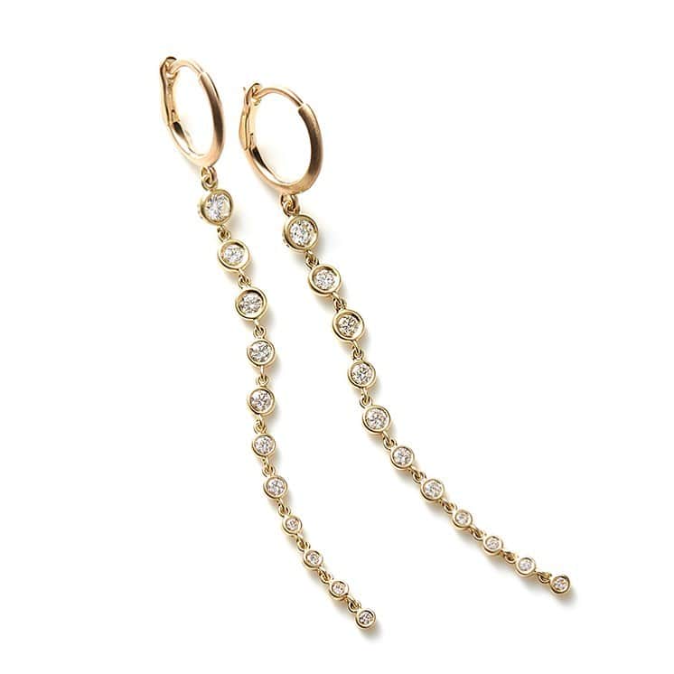 ハムのインスタグラム：「・﻿ 【leading earrings】﻿ ﻿hum JINGUMAE atelier&shop﻿ 10/8[thu] – 11/1[sun]﻿ ﻿ 凛としたスタイルを作る直線的なフォルム、表情をやわらかく見せる曲線的なフォルム。﻿ 耳元で揺れるラインや異素材のミックスが目を引く、ひとつで様になるピアスを集めました。﻿ 主役級のデザインがあなたの新しい表情を引き出します。﻿ ﻿ ﻿ #humjewelry﻿ #jewelry﻿ #Piercedearrings」