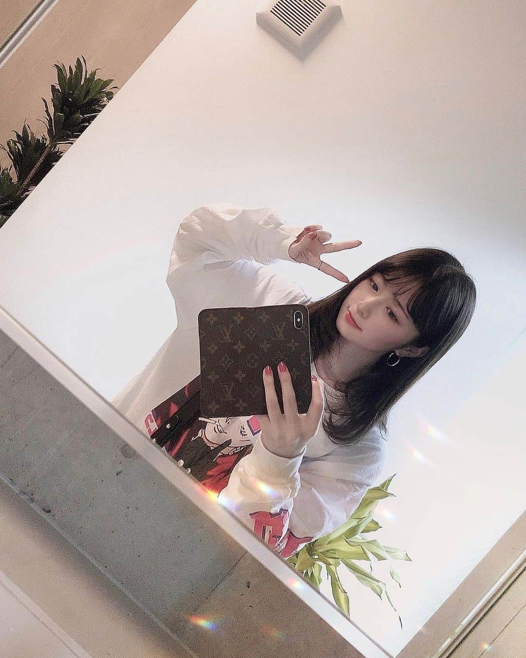 のインスタグラム：「. 昨日は先週に引き続き @nico_ebisu で #もち肌ホワイトニング してきました🌷  先週よりも沢山汗かいた〜🌱 終わった後に汗で大きな水溜りできてました🙈💦  化粧ノリも良くなってきた気がします☺️  ありがとうございました💖  ちなみにこの日は お気に入りすぎてる FR2梅のロンTも着れてハッピー🐇🐇🌸💘 厚底マーチンの脚長効果様々🙏🏻✨」
