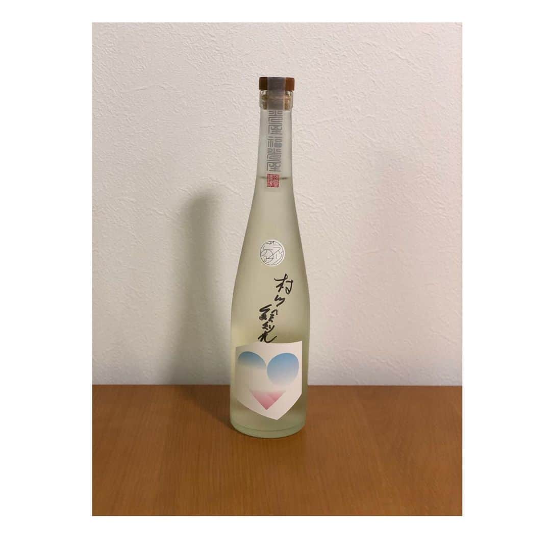 相馬有紀実さんのインスタグラム写真 - (相馬有紀実Instagram)「村川絵梨さんプロデュースの日本酒『えりごのみ　104　純米大吟醸』昨日発売し、お家に届きましたよー！ そして昨日は村川さんお誕生日！おめでとー❤️ 飲みやすくて、食事と一緒に、あてと一緒にちびちびと、いろんな飲み方ができるなぁと(^ ^)香りの良さ、華やかさとまろやかさとすっとした日本酒の感じ、たまりませぬっ（＾◇＾）✨ ぜひ！！ ちなみに私はなんとサイン入りが当たったー！ #日本酒 #日本酒好きな人と繋がりたい  #えりごのみ #日本酒女子  #お酒好き #今日の一杯」10月5日 12時02分 - yukimi_soma