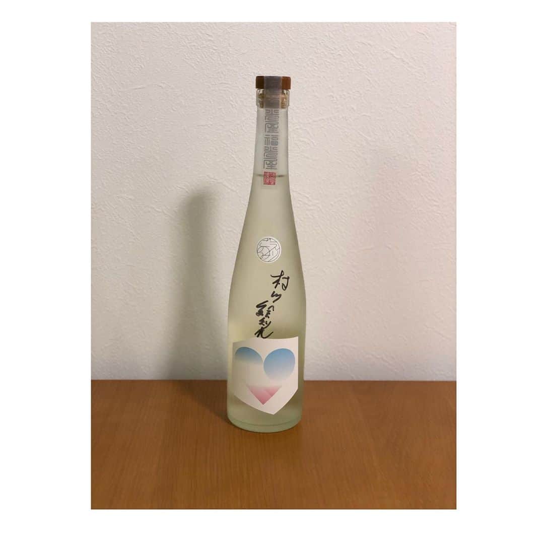 相馬有紀実のインスタグラム：「村川絵梨さんプロデュースの日本酒『えりごのみ　104　純米大吟醸』昨日発売し、お家に届きましたよー！ そして昨日は村川さんお誕生日！おめでとー❤️ 飲みやすくて、食事と一緒に、あてと一緒にちびちびと、いろんな飲み方ができるなぁと(^ ^)香りの良さ、華やかさとまろやかさとすっとした日本酒の感じ、たまりませぬっ（＾◇＾）✨ ぜひ！！ ちなみに私はなんとサイン入りが当たったー！ #日本酒 #日本酒好きな人と繋がりたい  #えりごのみ #日本酒女子  #お酒好き #今日の一杯」