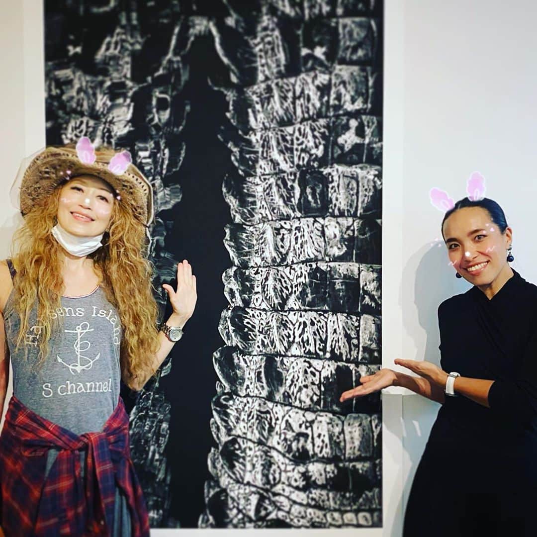 広崎うらんのインスタグラム：「二木あいさんの個展へ お人柄が作品に現れてる。まあ皆さんそうか😊距離感と接し方。最終日で沢山の方が訪れじっくり作品を鑑賞する事が出来なかったけど、どの方にも丁寧な声をかけてらした♡強くて優しい。 そしてこちらのギャラリーに立ち寄る道すがら目が合った写真。海と馬、岡田敦さんの写真と映像にすっかり引き込まれてしまった。個展はゆっくりとその世界に向き合える時間が愛しいなと思った。 今日は写真んてコンタクトなんだね、って感じた。  @aifutaki」